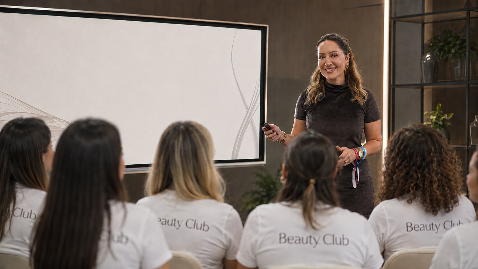 Encontro do Beauty Club — mulheres com camisetas do Club acompanhando Eula Cunha