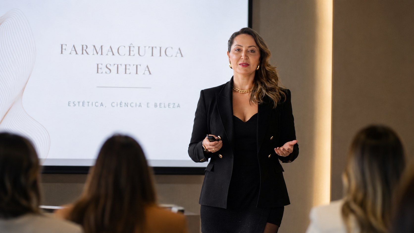 Eula Cunha ministrando palestra sobre Farmacêutica Esteta — estética, ciência e beleza